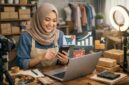 Ilustrasi ide bisnis digital untuk pemula dengan memanfaatkan laptop dan teknologi internet.